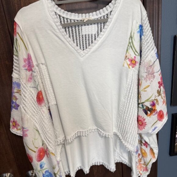 POL Tops - Womens POL Floral Oversized High Low V-Neck Top